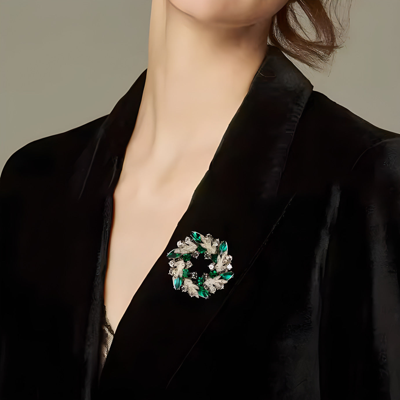 Bauhinia Flower Brooch High-grade Female Emerald Flower Crystal Corsage Classic Luxury Large Pin Exquisite Suit Accessories