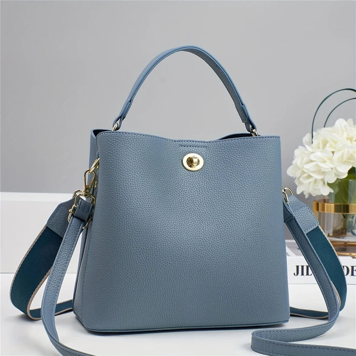 New Women's Handbag Bucket Bag High-end Female Bag Lightweight Crossbody Single Shoulder Bag Twist Lock Small Bucket Bag
