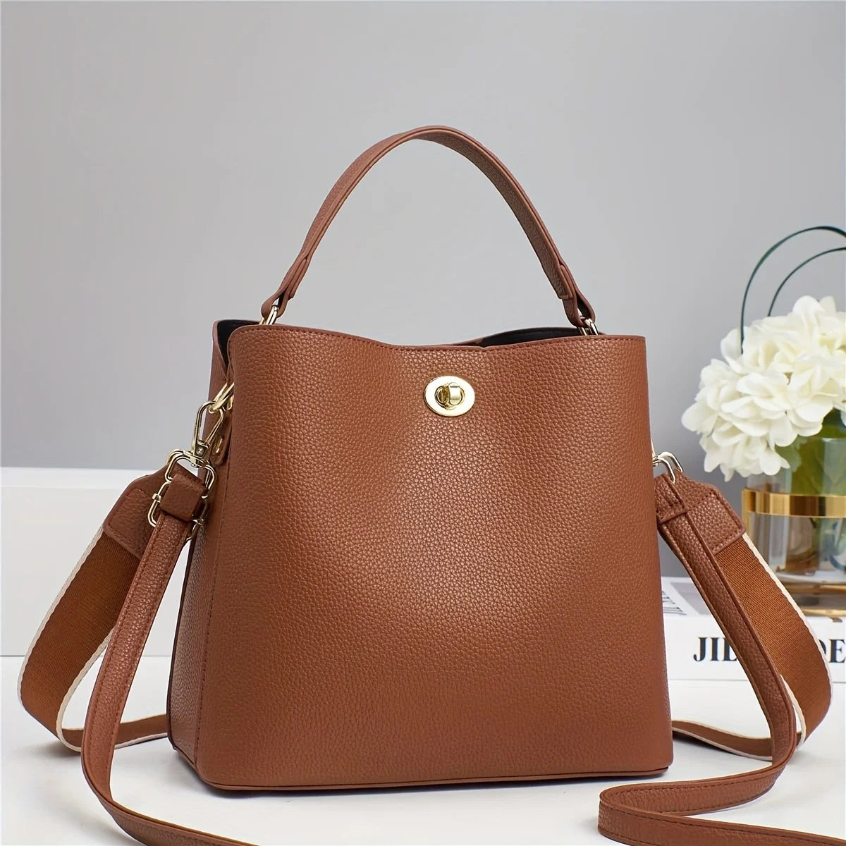 New Women's Handbag Bucket Bag High-end Female Bag Lightweight Crossbody Single Shoulder Bag Twist Lock Small Bucket Bag